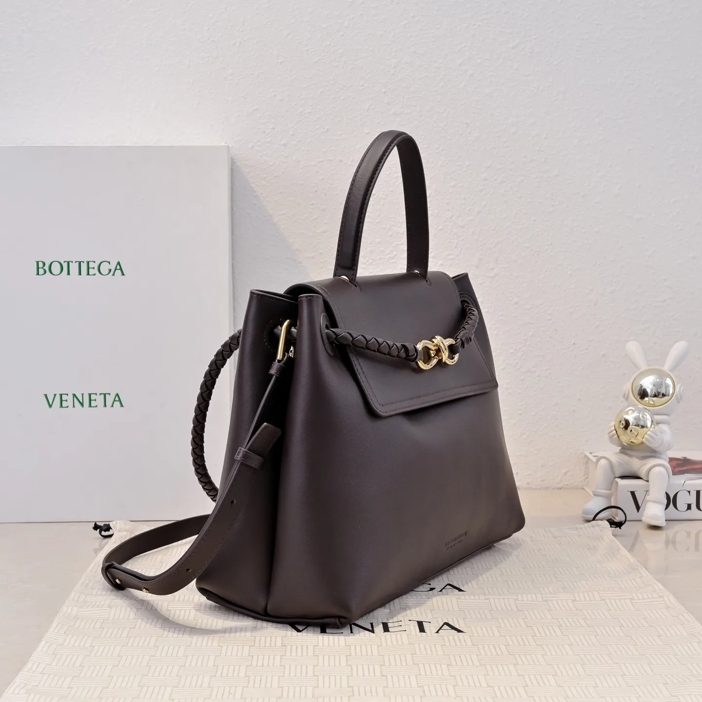 Batch 2360 #Bv New Ciao Ciao handbag Ciao Ciao means "hello" and "goodbye" in Italian, showing a relaxed and casual lifestyle ⭐️Made of Dutch Silky Calf calf leather ~ silky to the touch. The leather is thick, and the suede lining is soft and comfortable. The relaxed feeling of stacked smooth leather, the representative woven element shoulder strap, and the perfect embellishment of golden buckles 💥The bag has a unique shape, casual and exquisite, and super practical ☄️Carry Ciao Ciao to accompany you in various occasions, and be the most stylish you 🎀 Model: 7231 Size: 34x26x15
